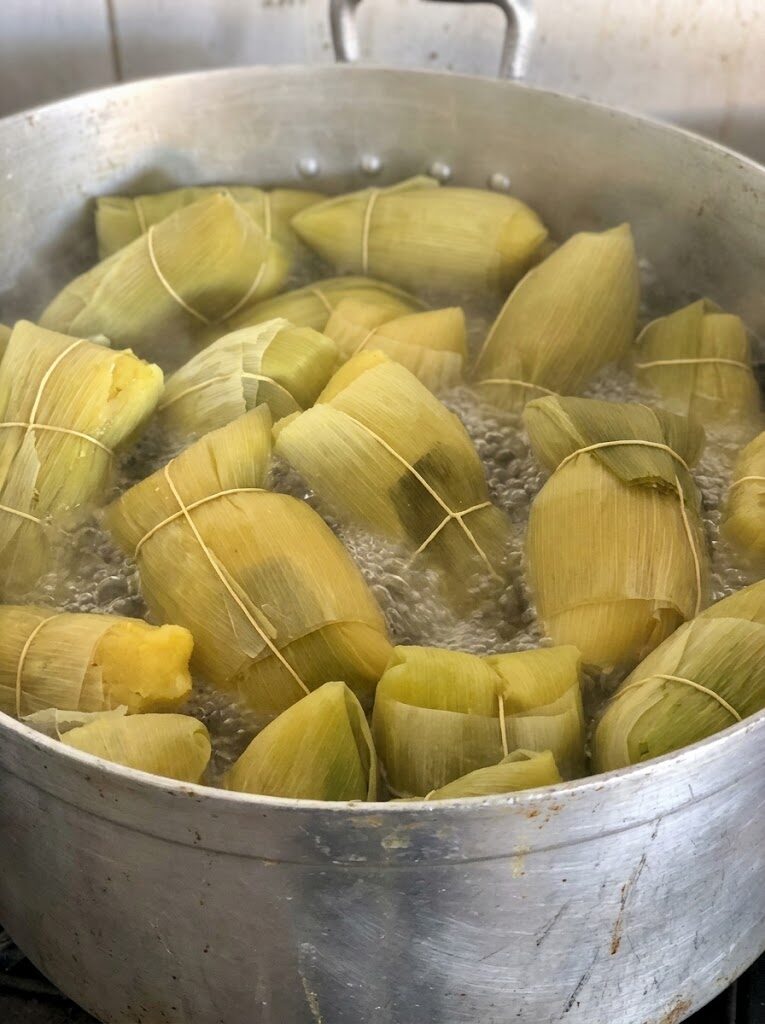 Pamonhas da Cia Casero cozinhando na panela